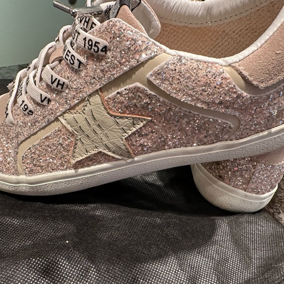 Gently used Vintage Havana Sneekers - Picture 2 of 6